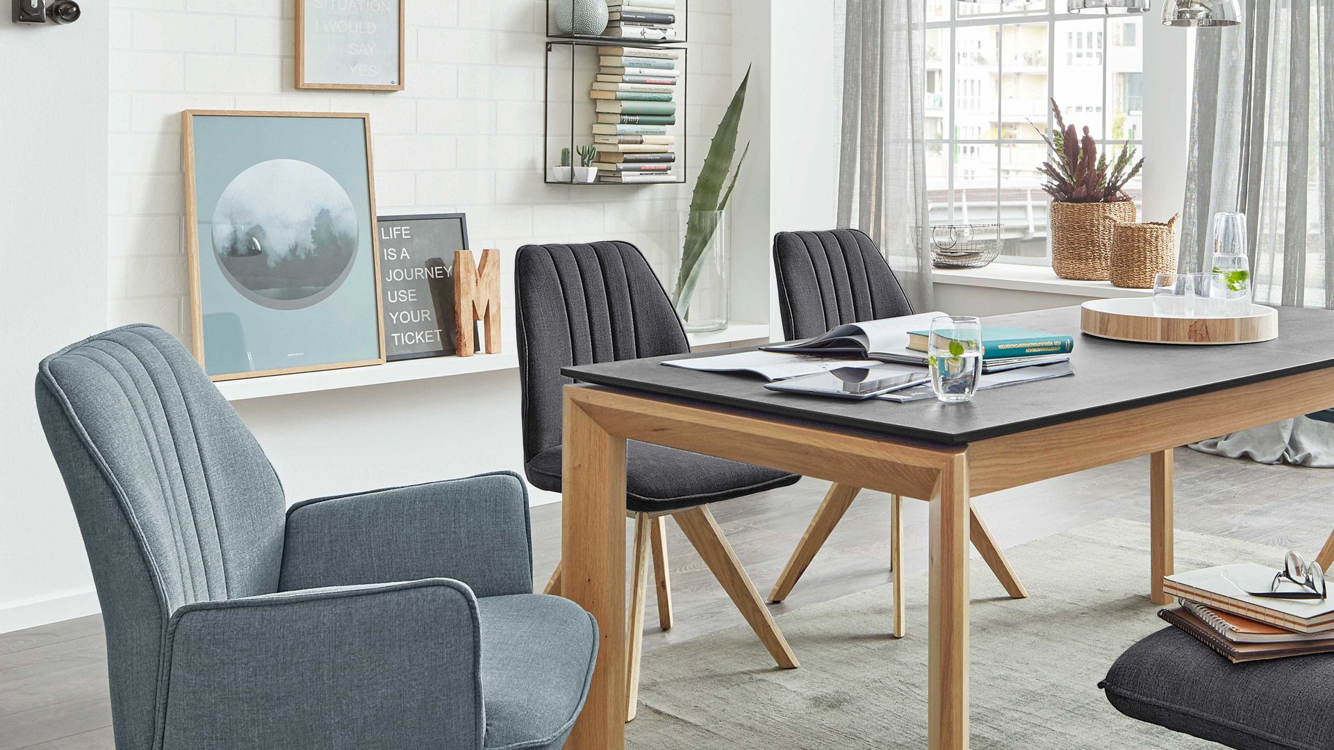 Polsterstuhl Interliving aus Stoff in Dunkelgrau Interliving Esszimmer Serie 5102 – Polsterstuhl mit Drehfunktion graphitfarbener Bezug Tirol 480 & Wildeiche