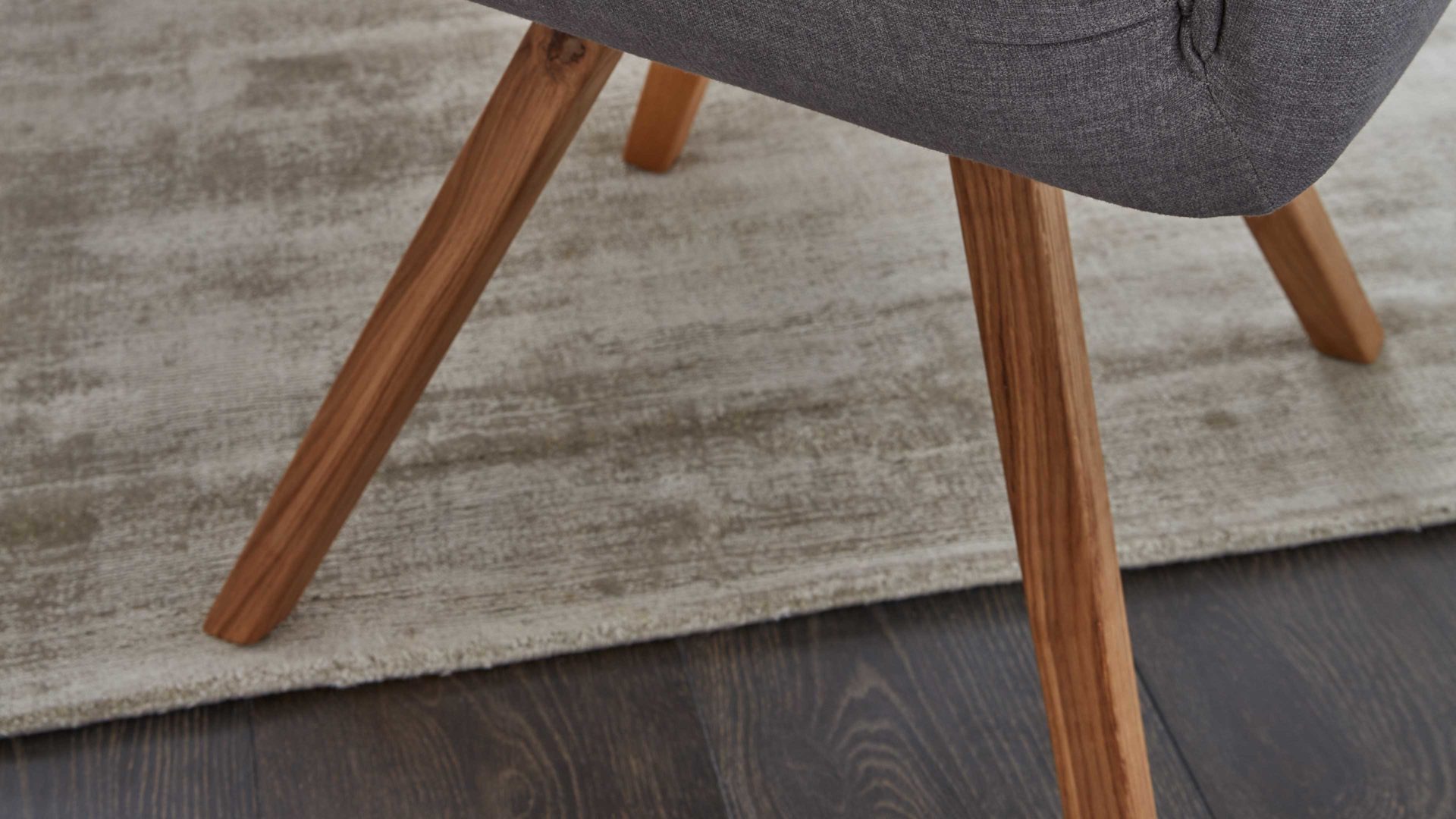 Polsterstuhl Interliving aus Stoff in Grau Interliving Esszimmer Serie 5102 – Armlehn-Polsterstuhl V232 kieselfarbener Webstoff Tirol 489 & Eiche