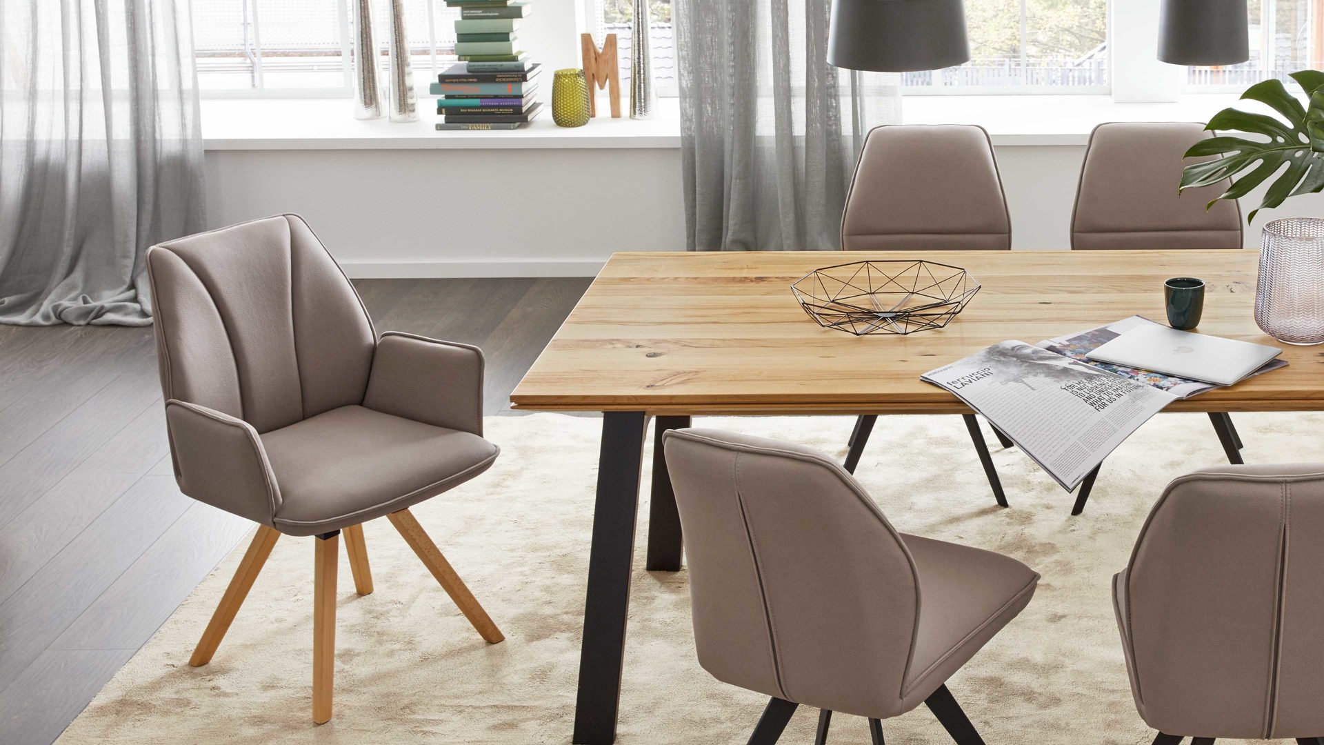 Polsterstuhl Interliving aus Stoff in Hellbraun Interliving Esszimmer Serie 5102 – Armlehn-Polsterstuhl V232 sandfarbene Mikrofaser Atlantis 914 & Kernbuche