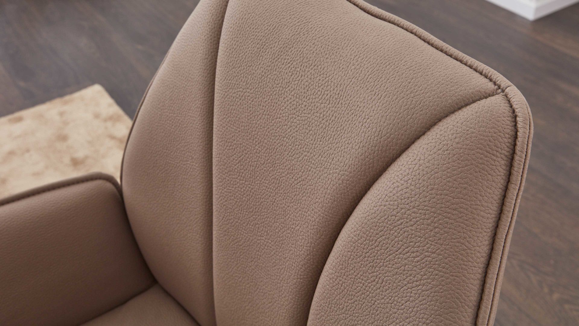 Polsterstuhl Interliving aus Stoff in Hellbraun Interliving Esszimmer Serie 5102 – Armlehn-Polsterstuhl mit Drehfunktion sandfarbene Mikrofaser Atlantis 914 & Kernbuche