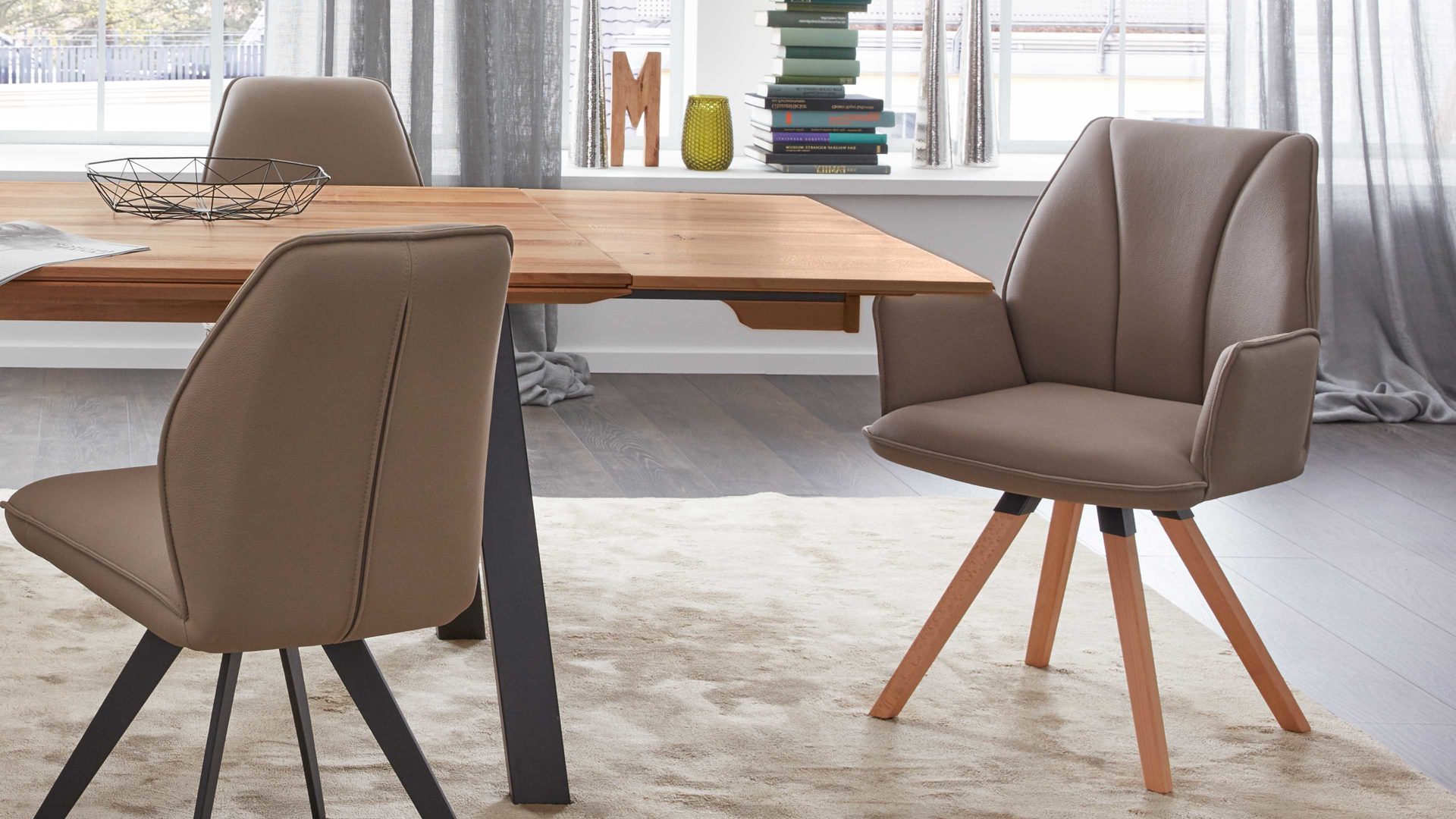 Polsterstuhl Interliving aus Stoff in Hellbraun Interliving Esszimmer Serie 5102 – Armlehn-Polsterstuhl mit Drehfunktion sandfarbene Mikrofaser Atlantis 914 & Kernbuche