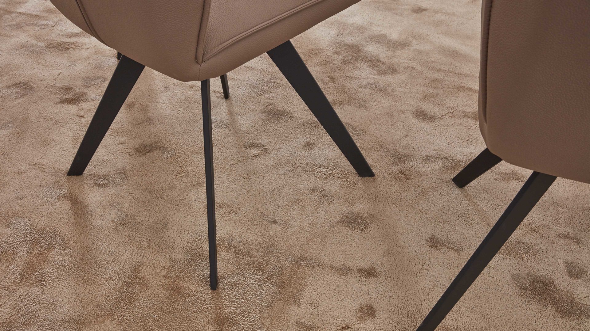 Polsterstuhl Interliving aus Stoff in Beige Interliving Esszimmer Serie 5102 – Polsterstuhl U331 mit Drehfunktion sandfarbene Mikrofaser Atlantis 914 & schwarzes Eisen