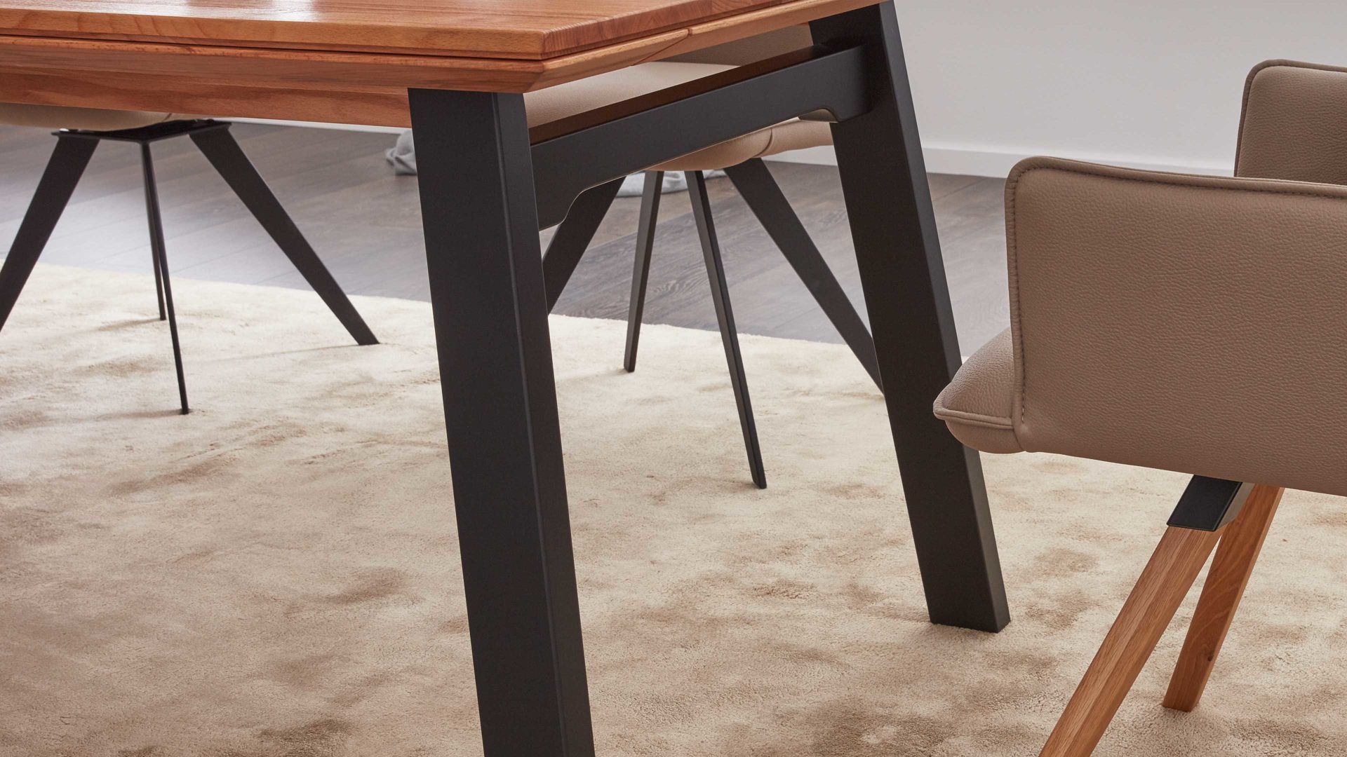 Auszugtisch Interliving aus Holz in Holzfarben Interliving Esszimmer Serie 5102 – Auszugtisch Charakter-Kernbuche & schwarzes Holz – ca. 180-230 x 100 cm