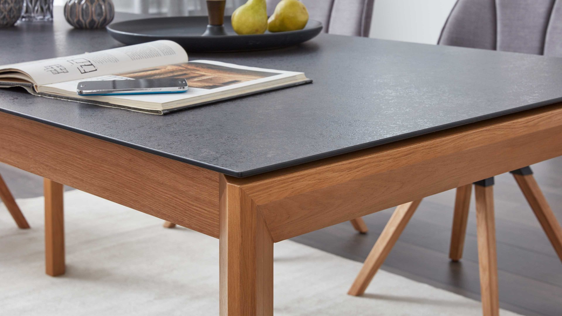 Auszugtisch Interliving aus Holz in Grau Interliving Esszimmer Serie 5102 – Auszugtisch V133 granitfarbenes HPL & Wildeiche – ca. 140-240 x 90 cm