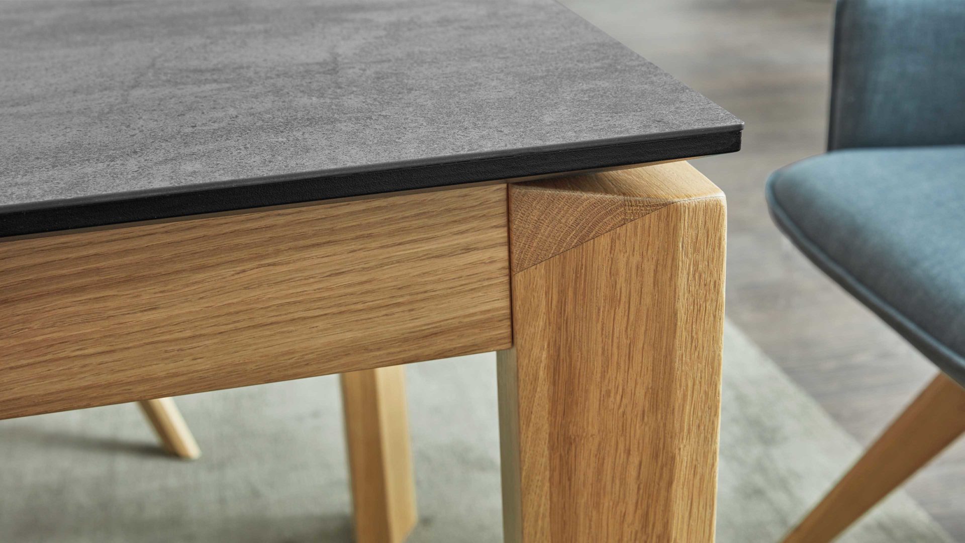 Auszugtisch Interliving aus Holz in Grau Interliving Esszimmer Serie 5102 – Auszugtisch V133 granitfarbenes HPL & Wildeiche – ca. 140-240 x 90 cm
