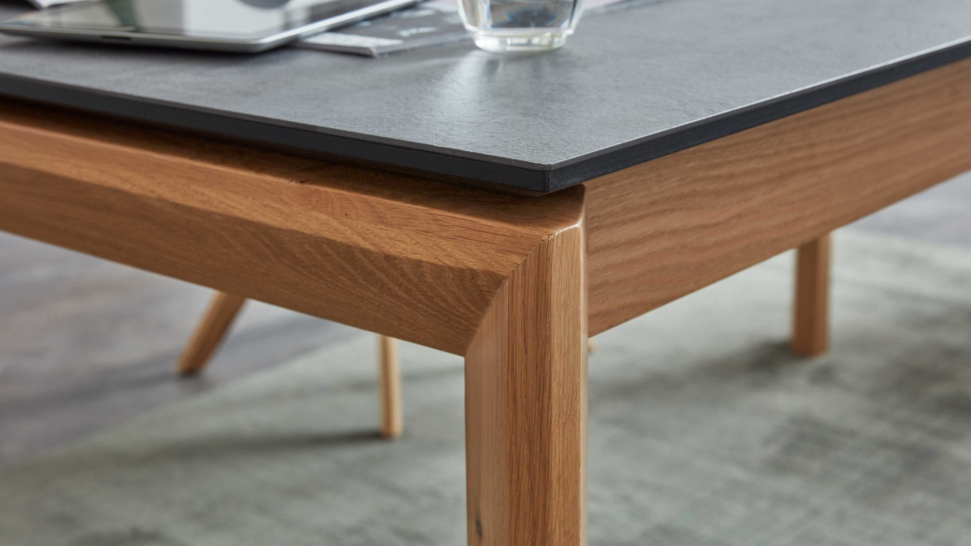 Auszugtisch Interliving aus Holz in Grau Interliving Esszimmer Serie 5102 – Auszugtisch V133 granitfarbenes HPL & Wildeiche – ca. 140-240 x 90 cm