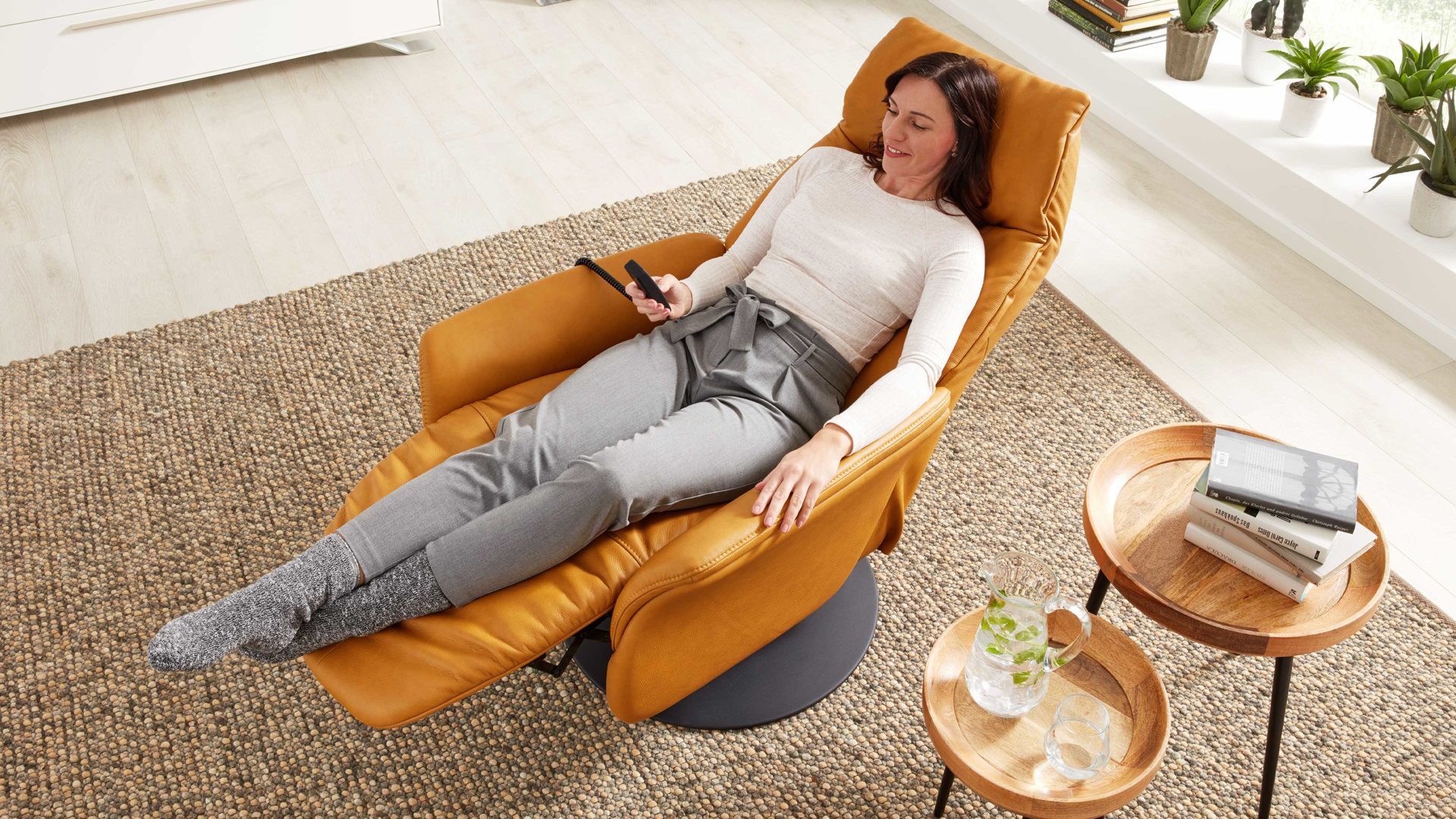 Relaxsessel Interliving aus Leder in Gelb Interliving Sessel Serie 4550 - Sessel zwei Motoren & Aufstehhilfe - kürbisfarbenes LongLife-Leder & anthrazitfarbener Tellerfuß