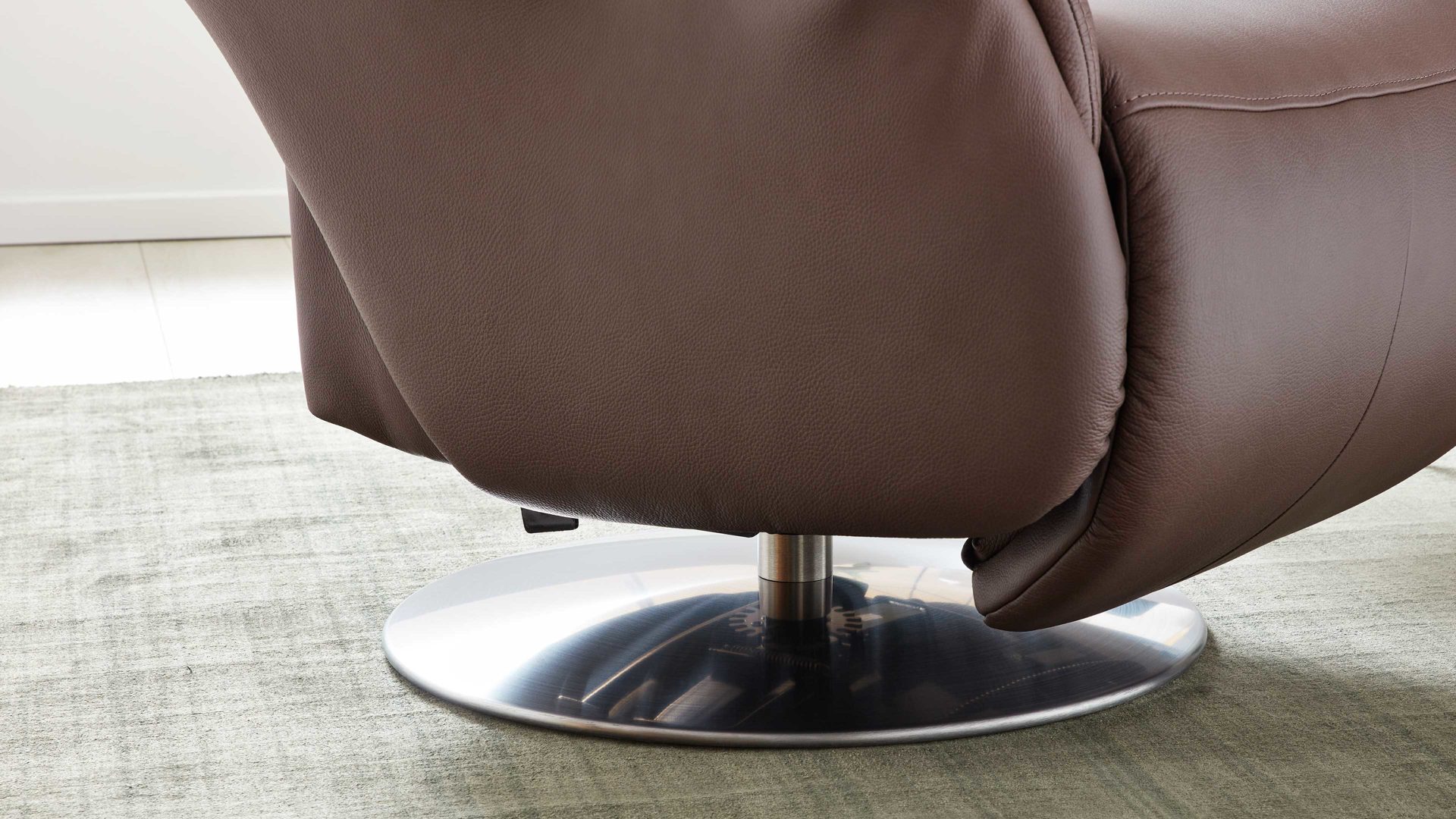 Relaxsessel Interliving aus Leder in Braun Interliving Sessel Serie 4550 - Sessel 77O44 zwei Motoren & Aufstehhilfe - kokosfarbenes LongLife-Leder & edelstahlfarbener Tellerfuß