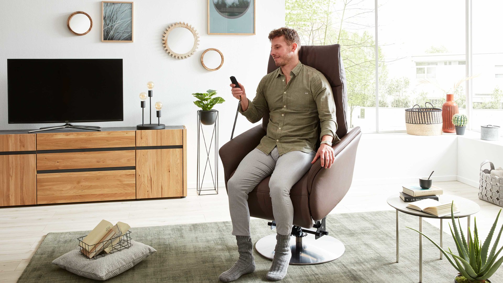 Relaxsessel Interliving aus Leder in Braun Interliving Sessel Serie 4550 - Sessel zwei Motoren & Aufstehhilfe - kokosfarbenes LongLife-Leder & edelstahlfarbener Tellerfuß