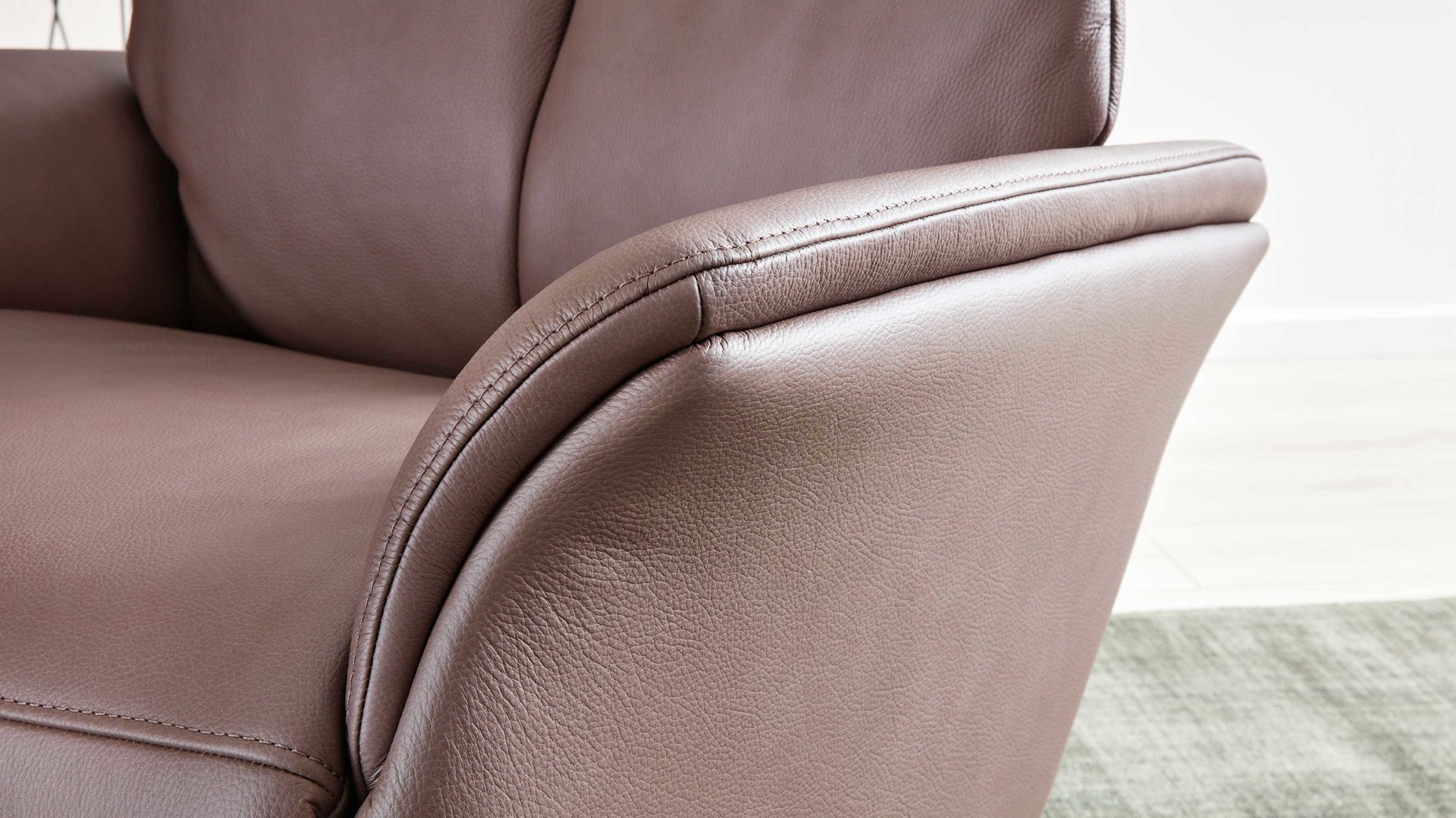 Relaxsessel Interliving aus Leder in Braun Interliving Sessel Serie 4550 - Sessel 77O44 zwei Motoren & Aufstehhilfe - kokosfarbenes LongLife-Leder & edelstahlfarbener Tellerfuß