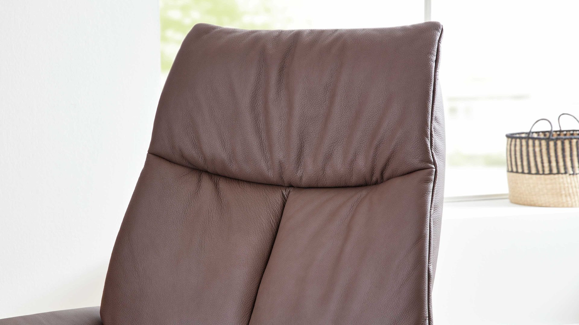 Relaxsessel Interliving aus Leder in Braun Interliving Sessel Serie 4550 - Sessel 77O44 zwei Motoren & Aufstehhilfe - kokosfarbenes LongLife-Leder & edelstahlfarbener Tellerfuß