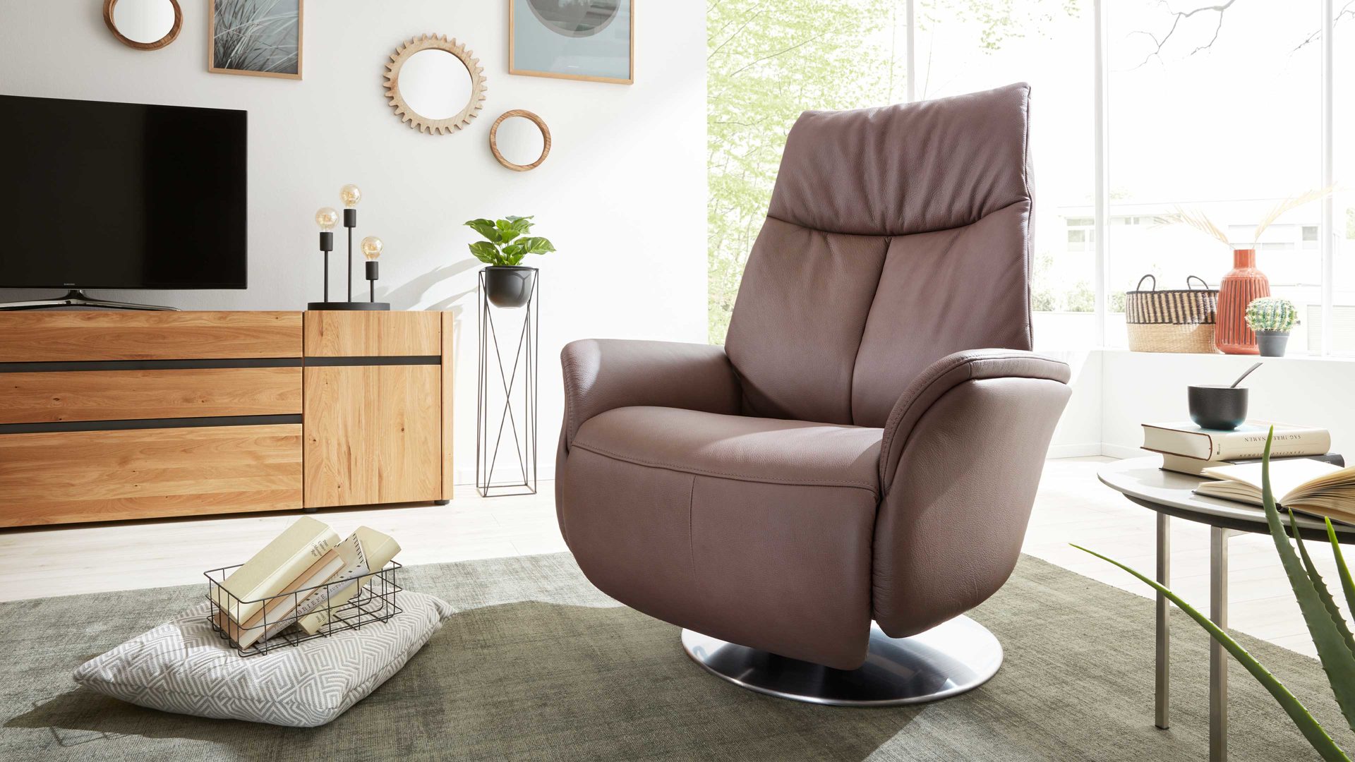 Relaxsessel Interliving aus Leder in Braun Interliving Sessel Serie 4550 - Sessel 77O44 zwei Motoren & Aufstehhilfe - kokosfarbenes LongLife-Leder & edelstahlfarbener Tellerfuß