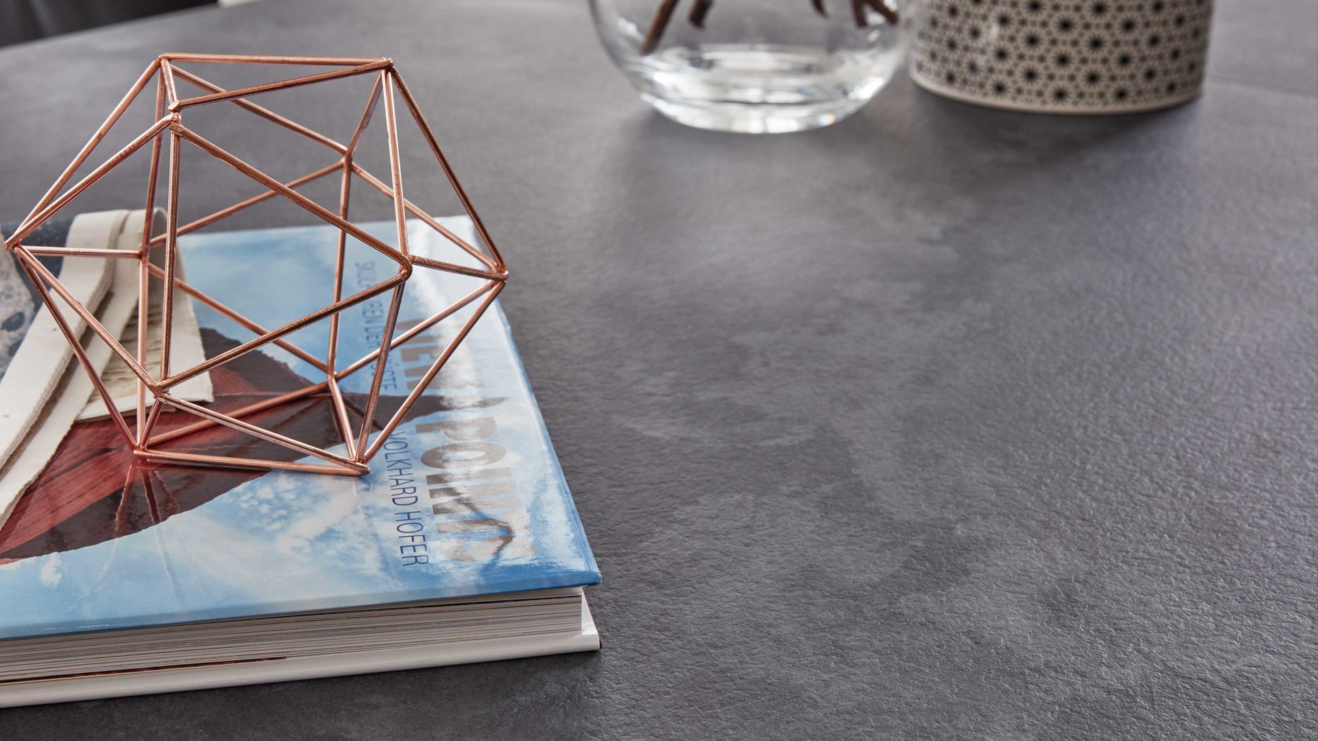 Auszugtisch Interliving aus Holz in Grau Interliving Esszimmer Serie 5104 – Auszugtisch terrafarbene Tischplatte & Edelstahlgestell – ca. 180-240 x 100 cm