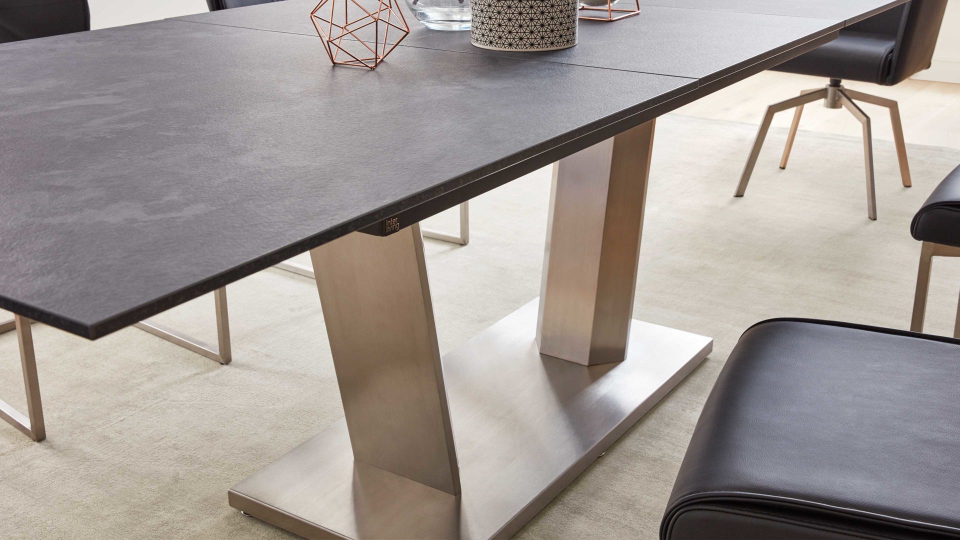 Auszugtisch Interliving aus Holz in Grau Interliving Esszimmer Serie 5104 – Auszugtisch terrafarbene Tischplatte & Edelstahlgestell – ca. 180-240 x 100 cm