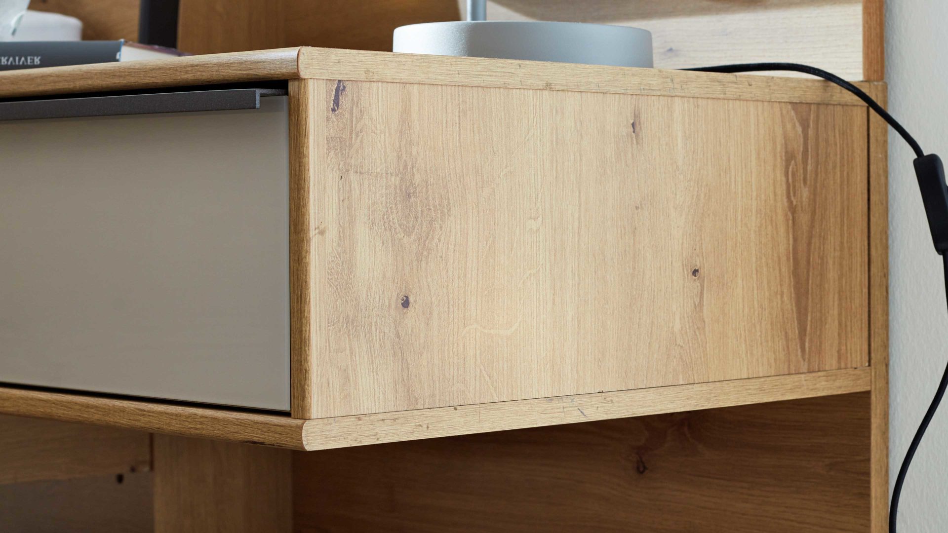 Nachtkommode Interliving aus Holz in Hellgrau Interliving Kleiderschrank Serie 1205 – Nachtkonsole eine Schublade - Champagner & Eiche Bianco