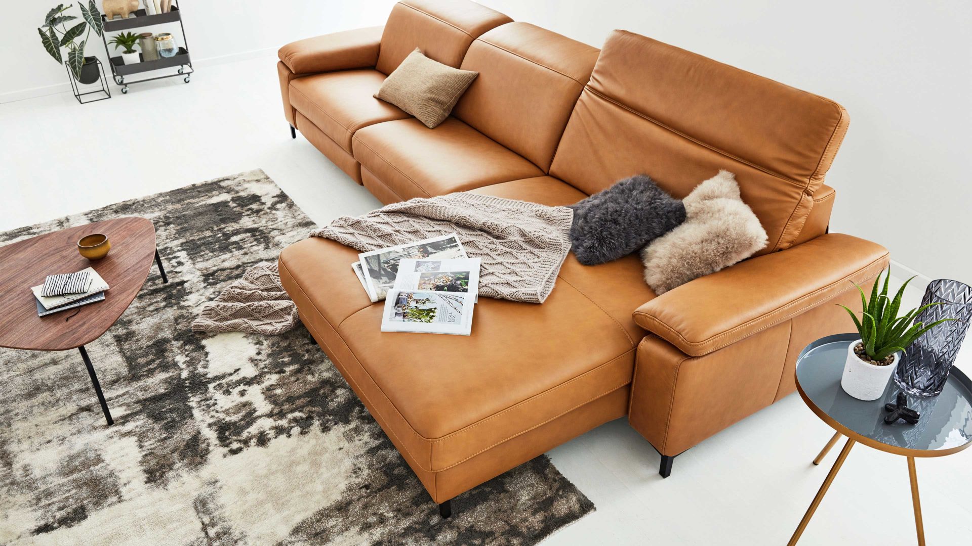 Ecksofa Interliving aus Leder in Orange Interliving Sofa Serie 4054 – Ecksofa kurkumafarbenes LongLife-Leder Vivre & schwarze Metallfüße – Stellfläche ca. 347 x 176 cm