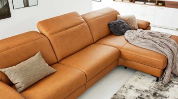 Ecksofa Interliving aus Leder in Orange Interliving Sofa Serie 4054 – Ecksofa kurkumafarbenes LongLife-Leder Vivre & schwarze Metallfüße – Stellfläche ca. 347 x 176 cm