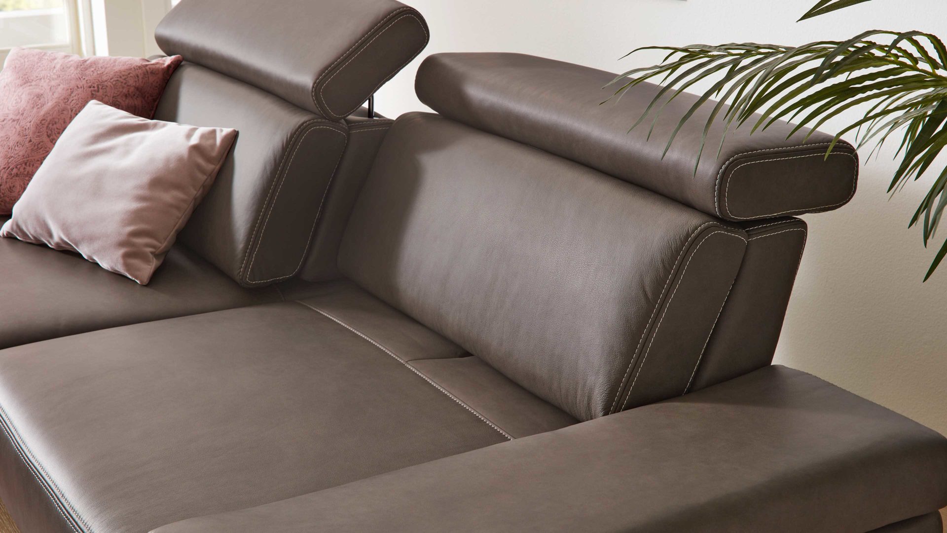 Zweisitzer Interliving aus Leder in Dunkelgrau Interliving Sofa Serie 4251 – Zweisitzer 12202 mit Sitztiefenverstellung Breite ca. 250 cm - dunkelgraues Leder Vintage grey & Metallfüße