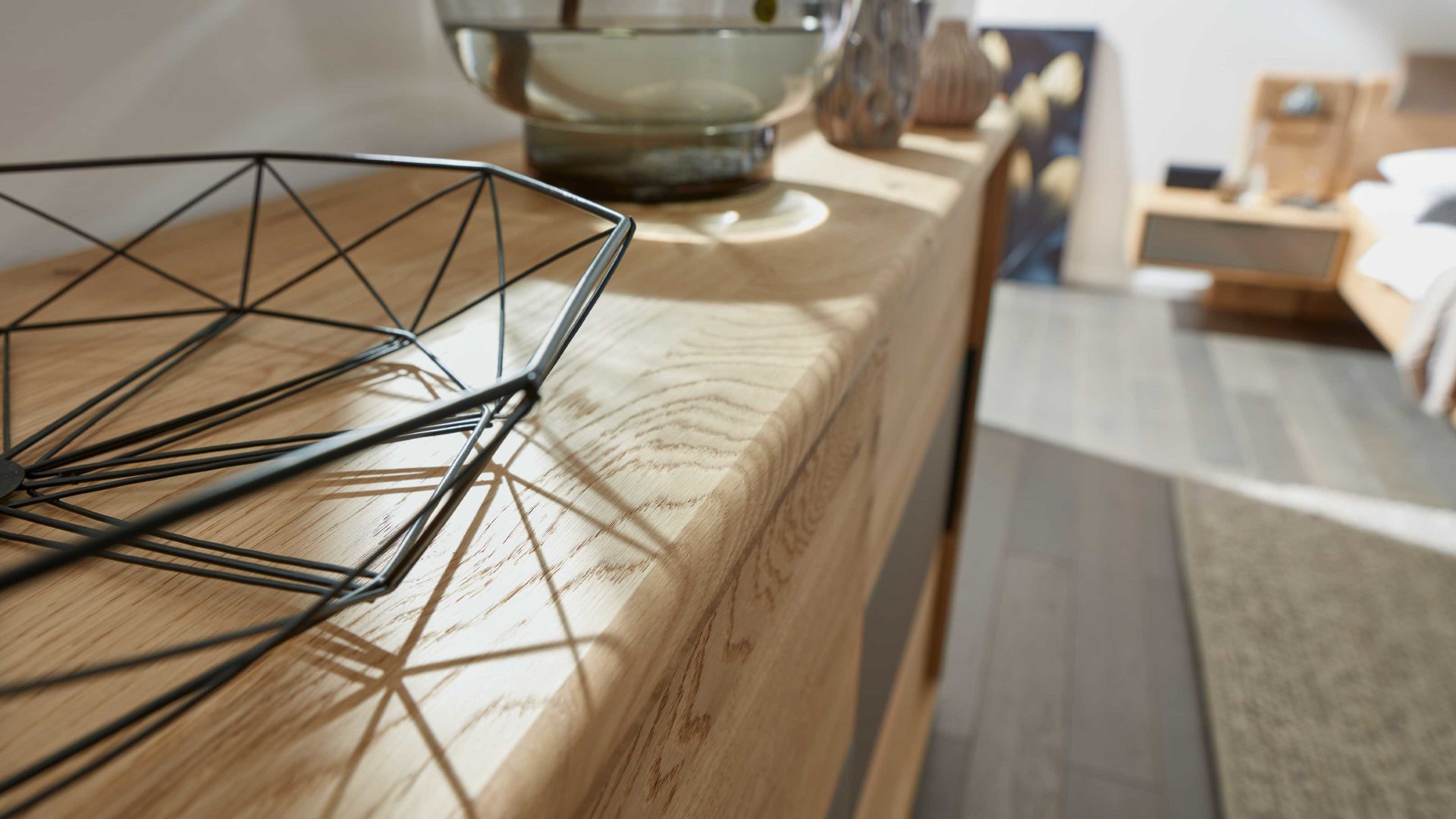 Türenkommode Interliving aus Holz in Grau Interliving Schlafzimmer Serie 1015 – Kommode 2167 sienafarbenes Mattglas & Wildeiche – zwei Schiebetüren