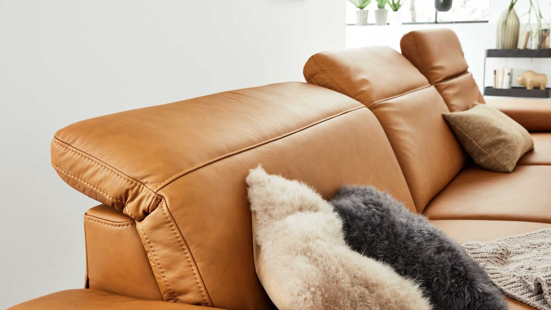 Ecksofa Interliving aus Leder in Orange Interliving Sofa Serie 4054 – Ecksofa kurkumafarbenes LongLife-Leder Vivre & schwarze Metallfüße – Stellfläche ca. 176 x 347 cm