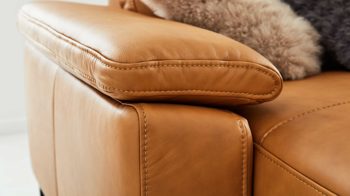 Ecksofa Interliving aus Leder in Orange Interliving Sofa Serie 4054 – Ecksofa kurkumafarbenes LongLife-Leder Vivre & schwarze Metallfüße – Stellfläche ca. 176 x 347 cm