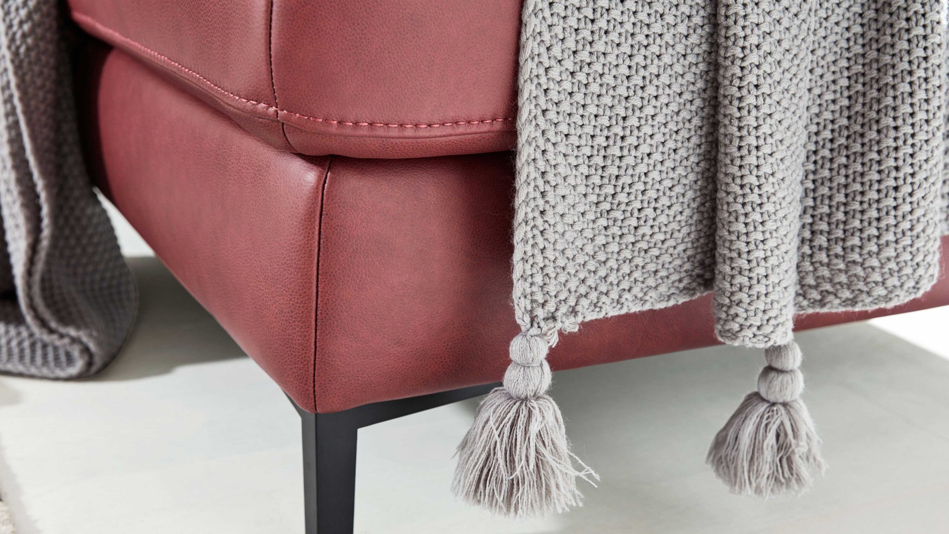 Ecksofa Interliving aus Leder in Dunkelrot Interliving Sofa Serie 4054 – Ecksofa barolofarbenes Leder Credo & schwarze Metallfüße – Stellfläche ca. 287 x 254 cm