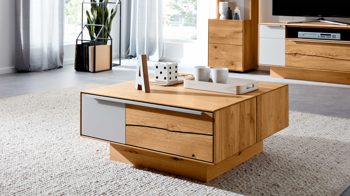 Couchtisch Interliving aus Holz in Hellgrau Interliving Wohnzimmer Serie 2020 - Couchtisch 151517 Asteiche, Schlamm & Risseiche– zwei Schubladen, ca. 82 x 82 cm