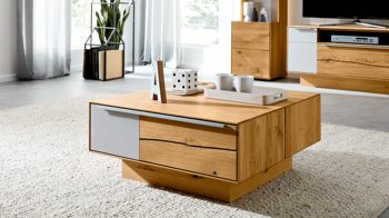 Couchtisch Interliving aus Holz in Hellgrau Interliving Wohnzimmer Serie 2020 - Couchtisch Asteiche, Schlamm & Risseiche– zwei Schubladen, ca. 82 x 82 cm