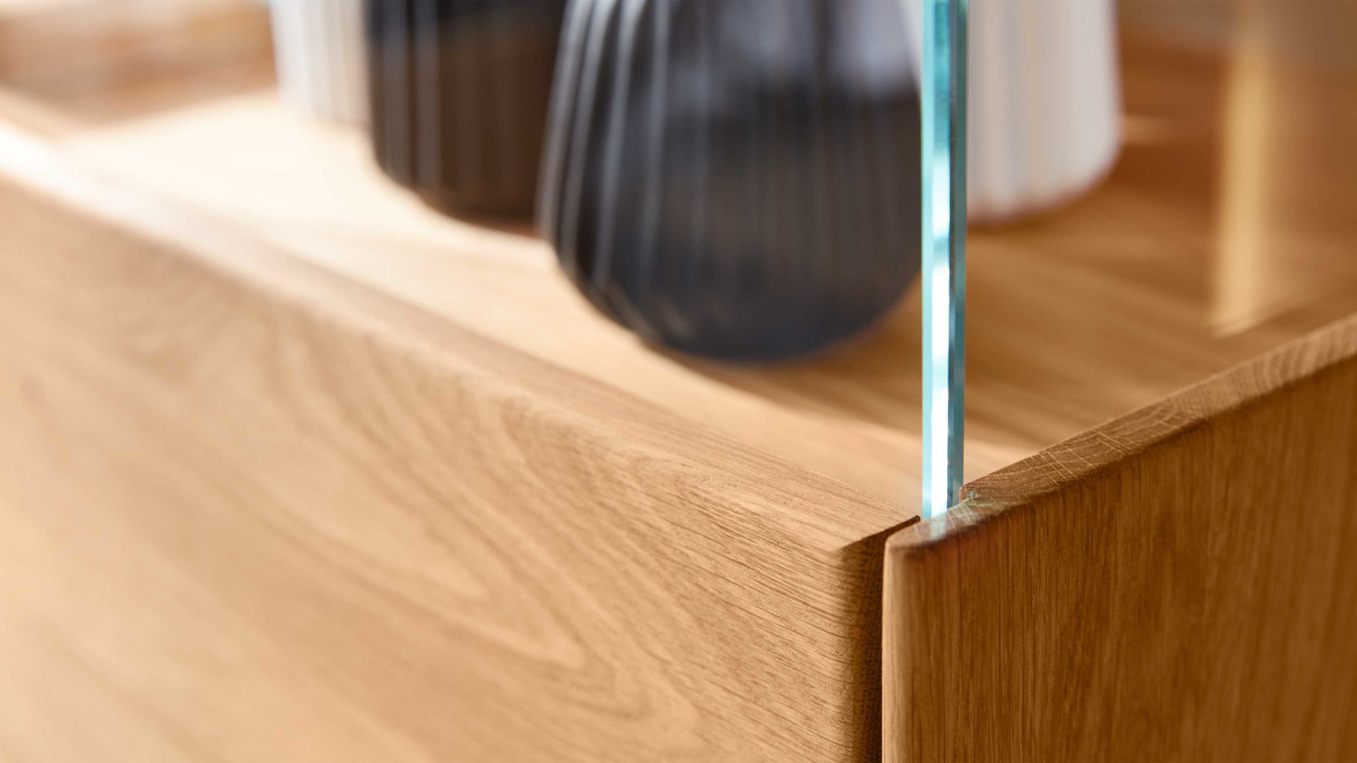 Vitrine Interliving aus Holz in Holzfarben Interliving Wohnzimmer Serie 2020 - Vitrine 151300 Asteiche – links, eine Tür