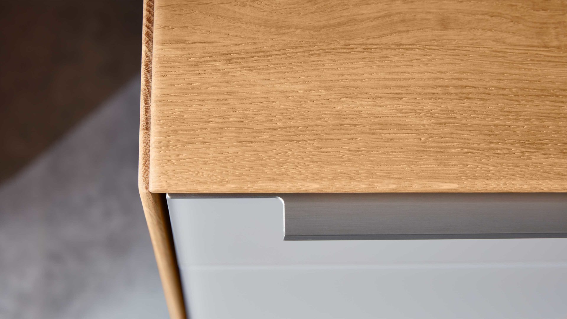 Lowboard Interliving aus Holz in Hellgrau Interliving Wohnzimmer Serie 2020 - Lowboard 151607 Asteiche & Schlamm – Breite ca. 242 cm