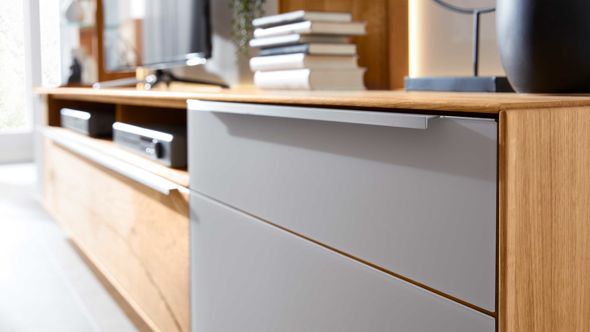 Wohnwand Interliving aus Holz in Hellgrau Interliving Wohnzimmer Serie 2020 - Wohnwand V15101 Asteiche & Schlamm – dreiteilig, Breite ca. 309 cm