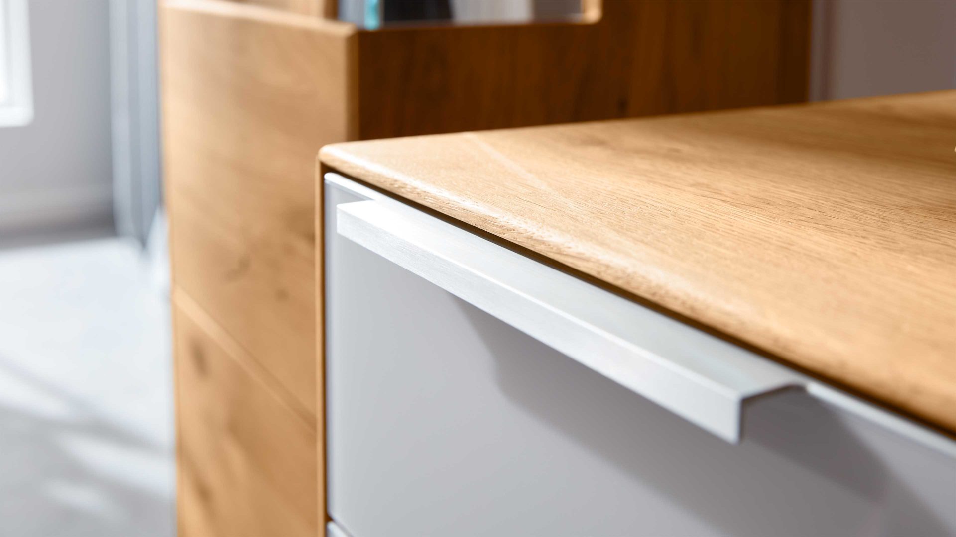 Lowboard Interliving aus Holz in Hellgrau Interliving Wohnzimmer Serie 2020 - Lowboard Asteiche & Schlamm – Breite ca. 242 cm