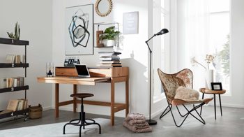 Schreibtisch Interliving aus Holz in Holzfarben Interliving Wohnzimmer Serie 2020 - Hochkommode Asteiche bianco – Schreibauszug, eine Schublade