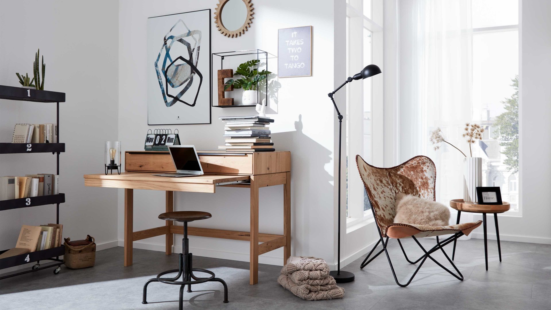 Schreibtisch Interliving aus Holz in Holzfarben Interliving Wohnzimmer Serie 2020 - Hochkommode 151285 Asteiche bianco – Schreibauszug, eine Schublade