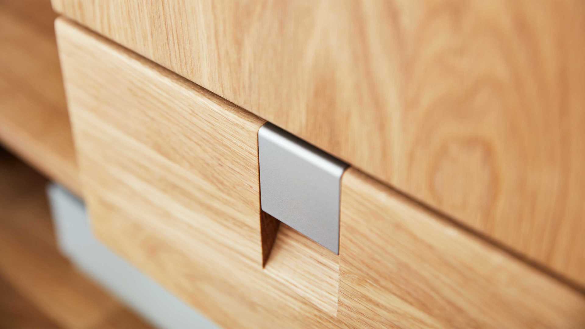 Schreibtisch Interliving aus Holz in Weiß Interliving Wohnzimmer Serie 2020 - Highboard Optiwhite, Asteiche & Riss-Eiche – Schreibplatte, zwei Türen