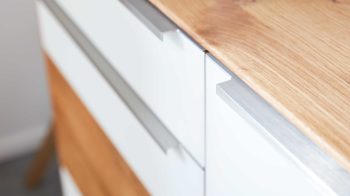 Highboard Interliving aus Holz in Weiß Interliving Wohnzimmer Serie 2020 - Highboard Optiwhite, Asteiche & Riss-Eiche – zwei Türen, eine Schublade