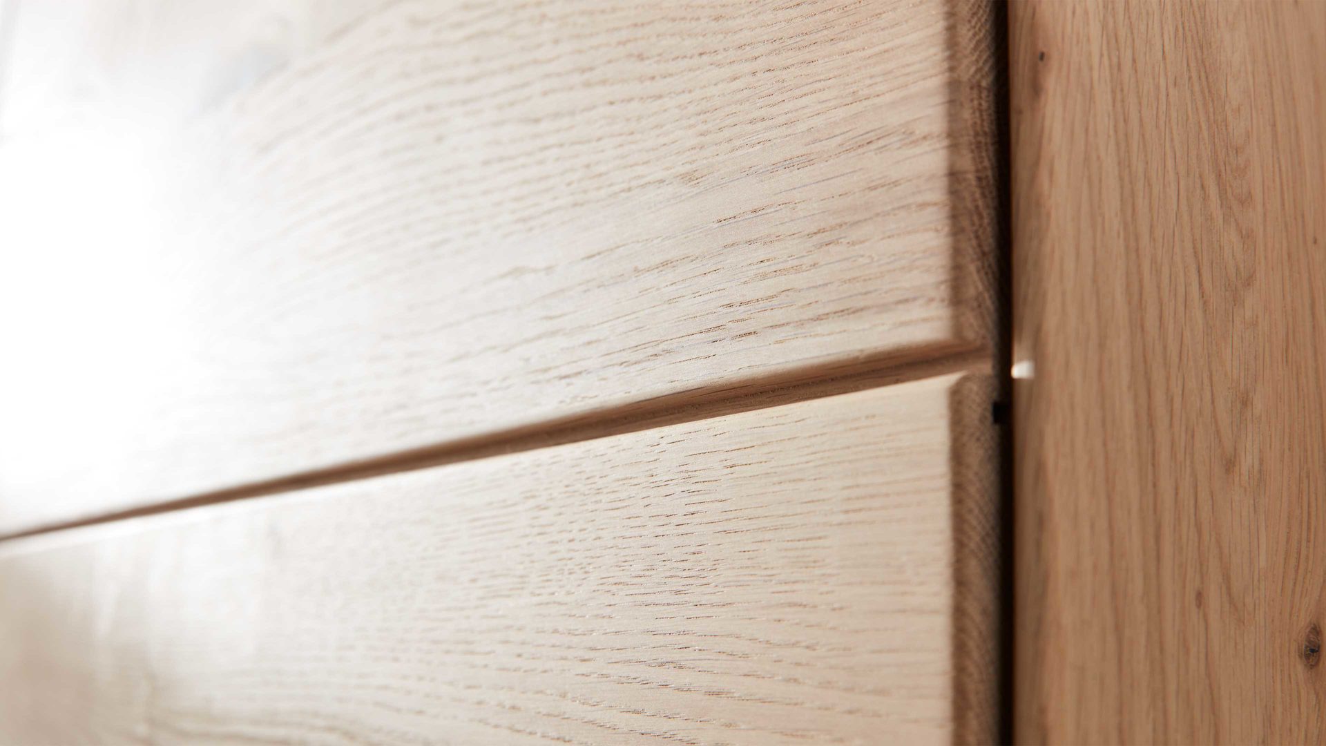 Highboard Interliving aus Holz in Holzfarben Interliving Wohnzimmer Serie 2020 - Highboard 151121 Asteiche bianco & Riss-Eiche – links, zwei Türen