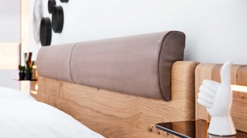 Komplettzimmer Interliving aus Holz in Holzfarben Interliving Schlafzimmer Serie 1015 – Komplettzimmer Wildeiche & Kopfteilpolster – sechstürig, Liegefläche 180 x 200 cm