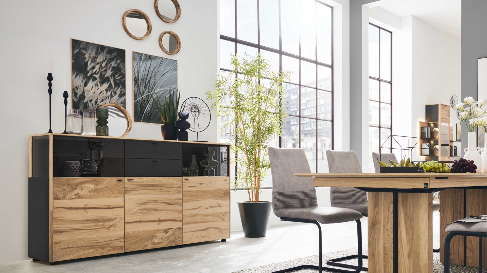 Sideboard Interliving aus Holz in Anthrazit Interliving Esszimmer Serie 5604 - Sideboard Anthrazit  & Eiche rustico- drei Türen, zwei Schubladen