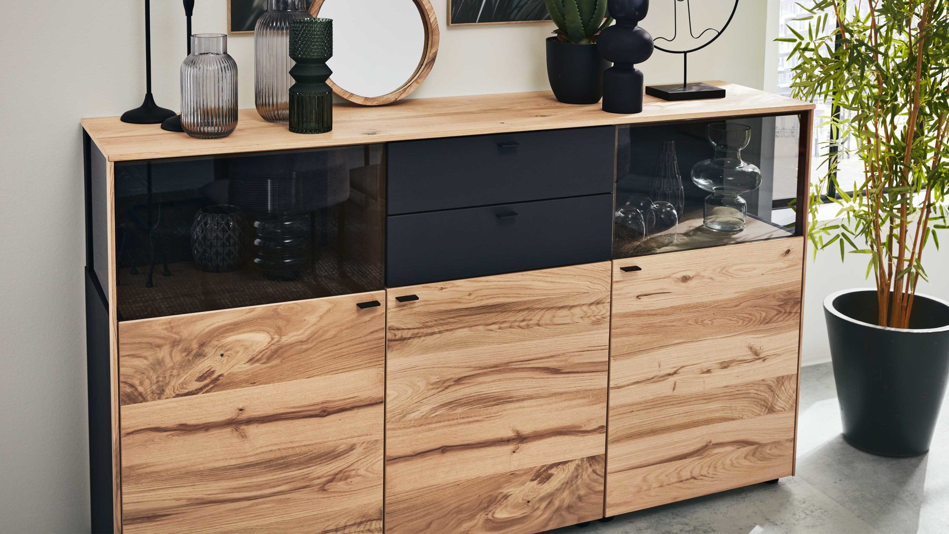 Sideboard Interliving aus Holz in Anthrazit Interliving Esszimmer Serie 5604 - Sideboard Anthrazit  & Eiche rustico- drei Türen, zwei Schubladen