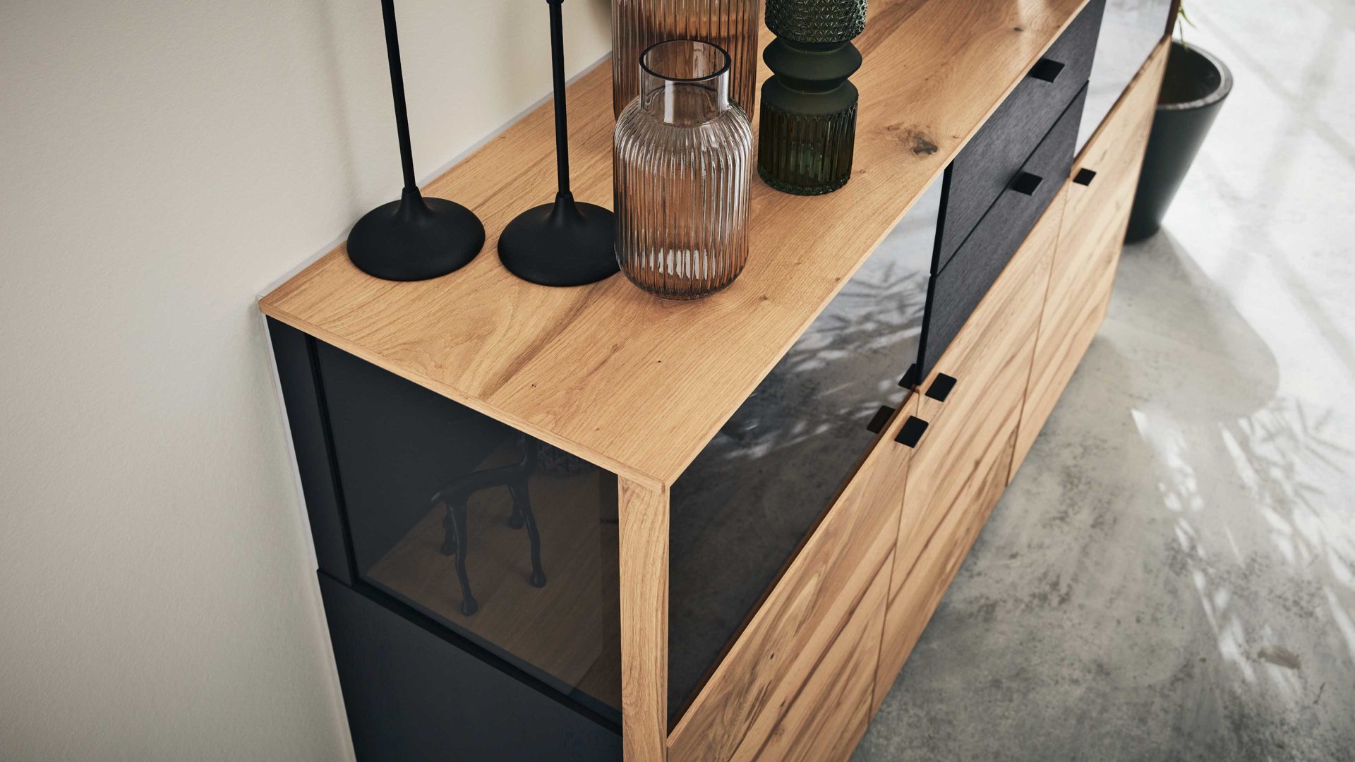 Sideboard Interliving aus Holz in Anthrazit Interliving Esszimmer Serie 5604 - Sideboard V728-0308 Anthrazit  & Eiche rustico- drei Türen, zwei Schubladen