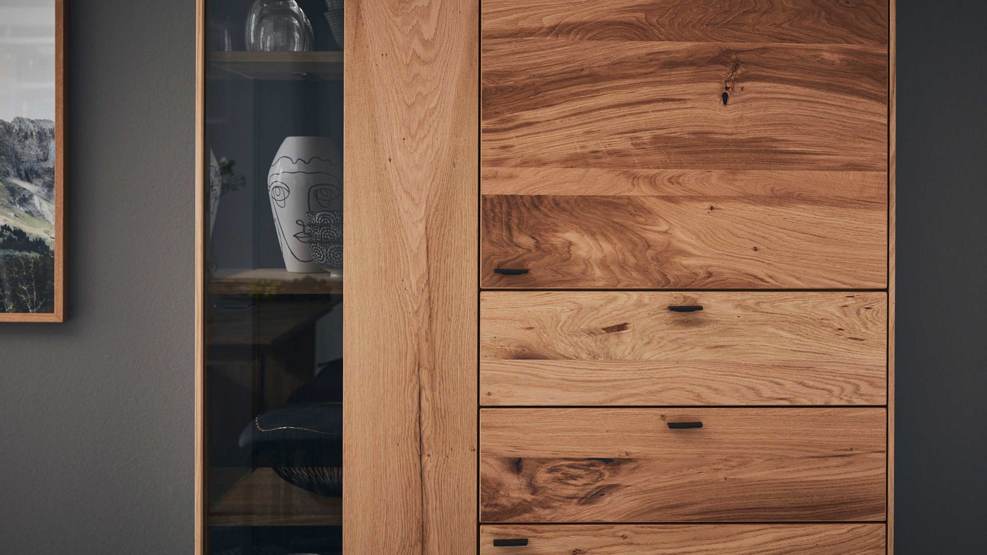 Vitrine Interliving aus Holz in Holzfarben Interliving Esszimmer Serie 5604 - Vitrine V745-0300R Eiche rustico - drei Türen, zwei Schubladen