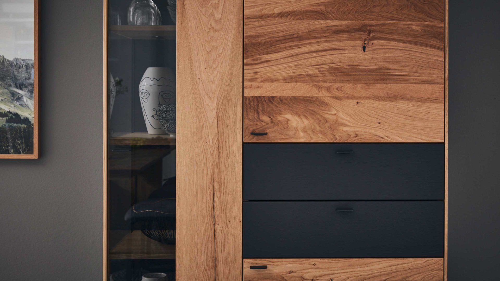 Vitrine Interliving aus Holz in Anthrazit Interliving Esszimmer Serie 5604 - Vitrine V745-0308R Anthrazit & Eiche rustico - drei Türen, zwei Schubladen