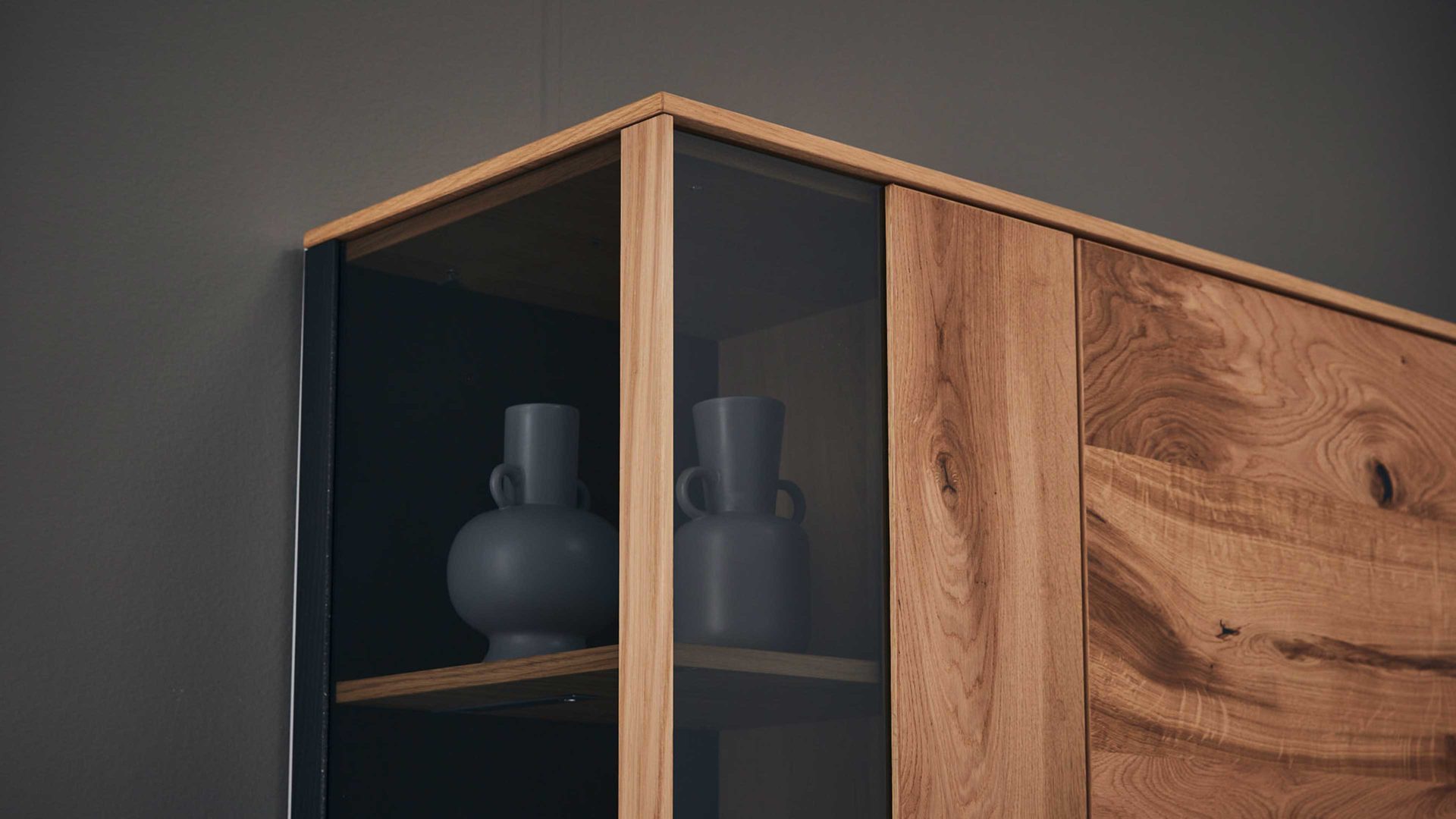 Vitrine Interliving aus Holz in Holzfarben Interliving Esszimmer Serie 5604 - Vitrine V745-0300R Eiche rustico - drei Türen, zwei Schubladen