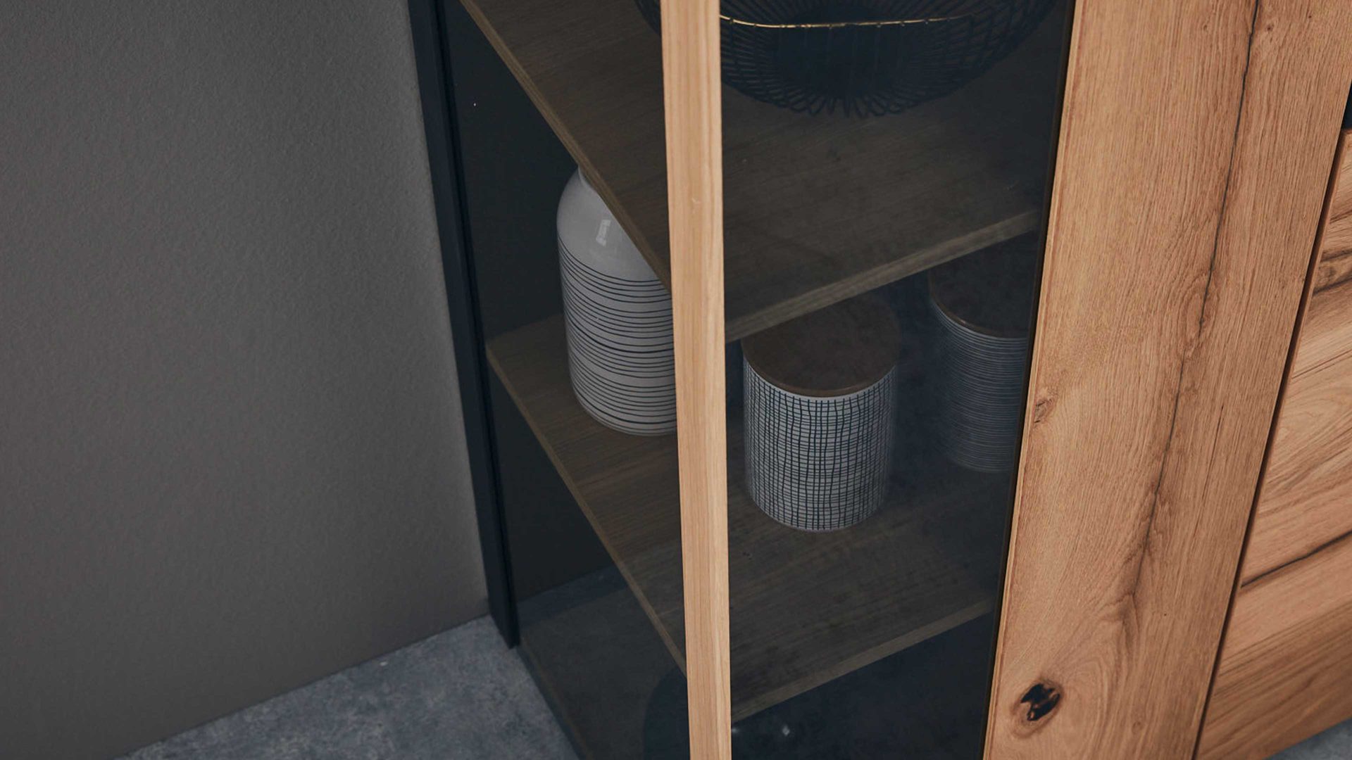 Vitrine Interliving aus Holz in Holzfarben Interliving Esszimmer Serie 5604 - Vitrine Eiche rustico - drei Türen, zwei Schubladen