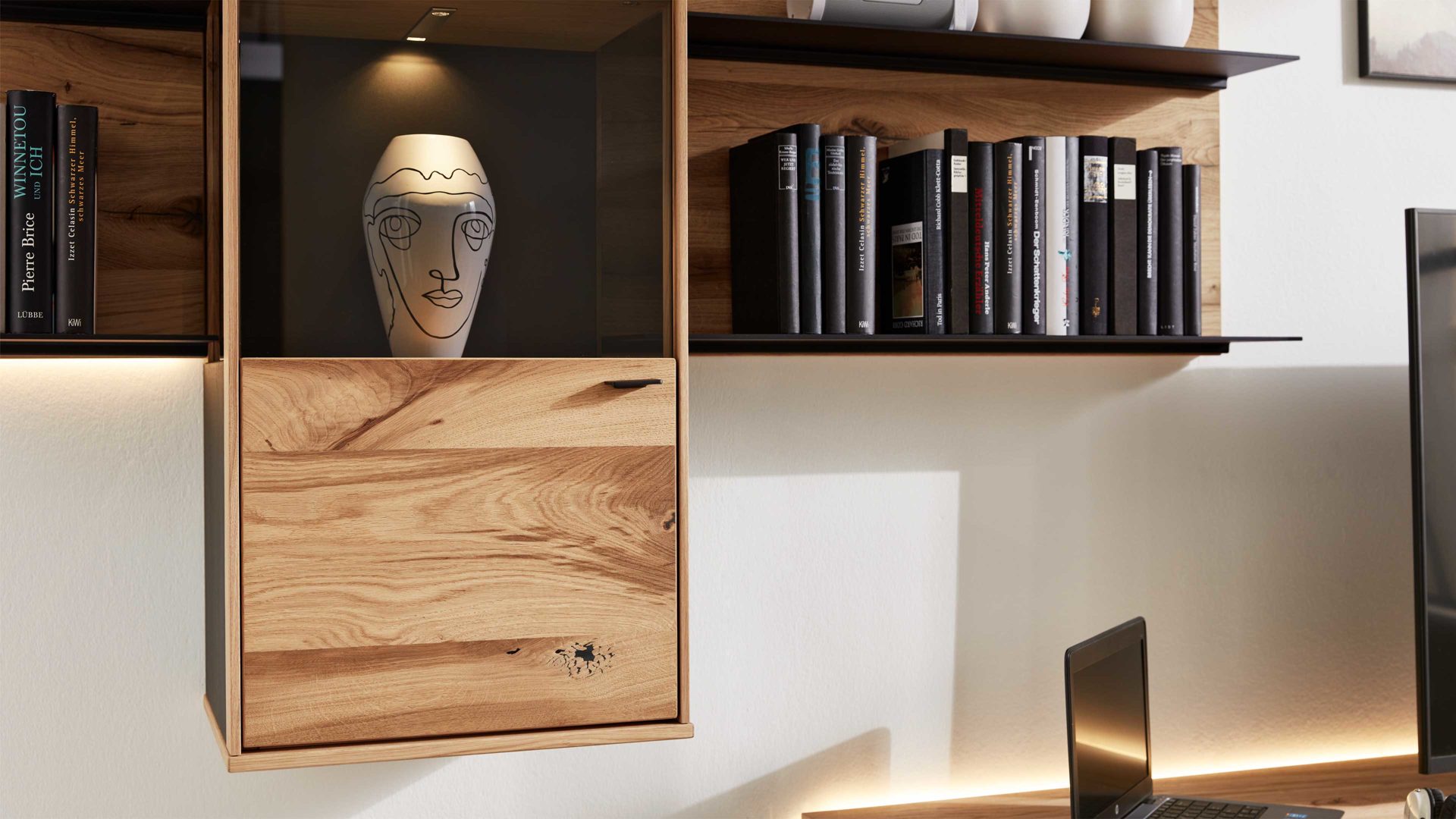 Vitrine Interliving aus Holz in Holzfarben Interliving Esszimmer Serie 5604 - Hängevitrine Eiche rustico & Anthrazit - links, eine Tür