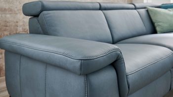 Ecksofa Steinpol polsteria aus Leder in Blau Polsterprogramm Relaxa 6.0 Plus PSG XC - Ecksofa graublaues LongLife-Leder Punch - Stellfläche ca. 270 x 239 cm