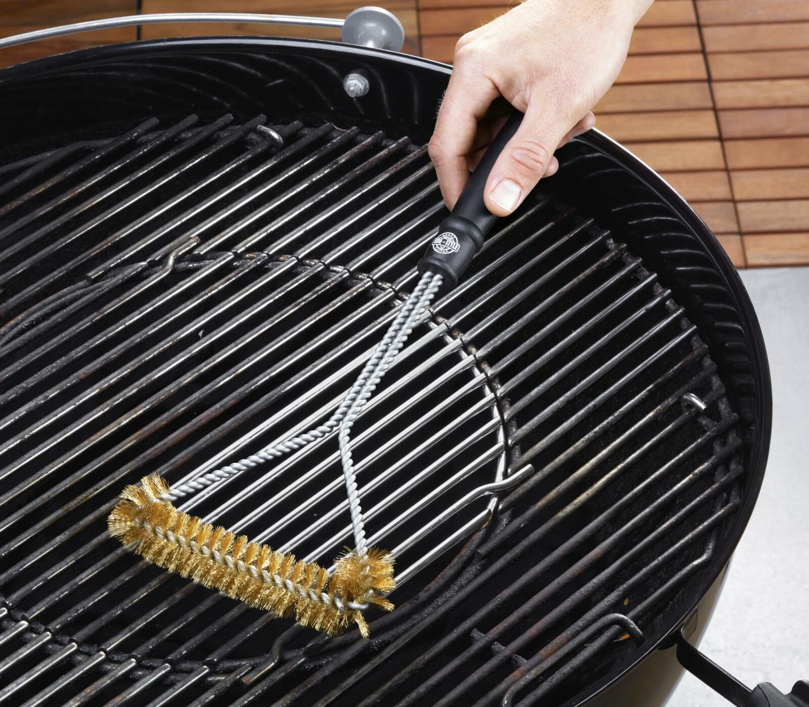 Gefu® aus Kunststoff in Schwarz Edelstahl Messing GEFU® Triangel-Bürste BBQ Hochwertiger Edelstahl, schwarzer Kunststoff, Messing