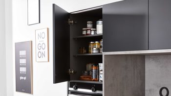 Einbauküche Interliving aus Holz in Schwarz Interliving Küche Serie 3101 mit SIEMENS Einbaugeräten Schwarz & Beton  – zweizeilig