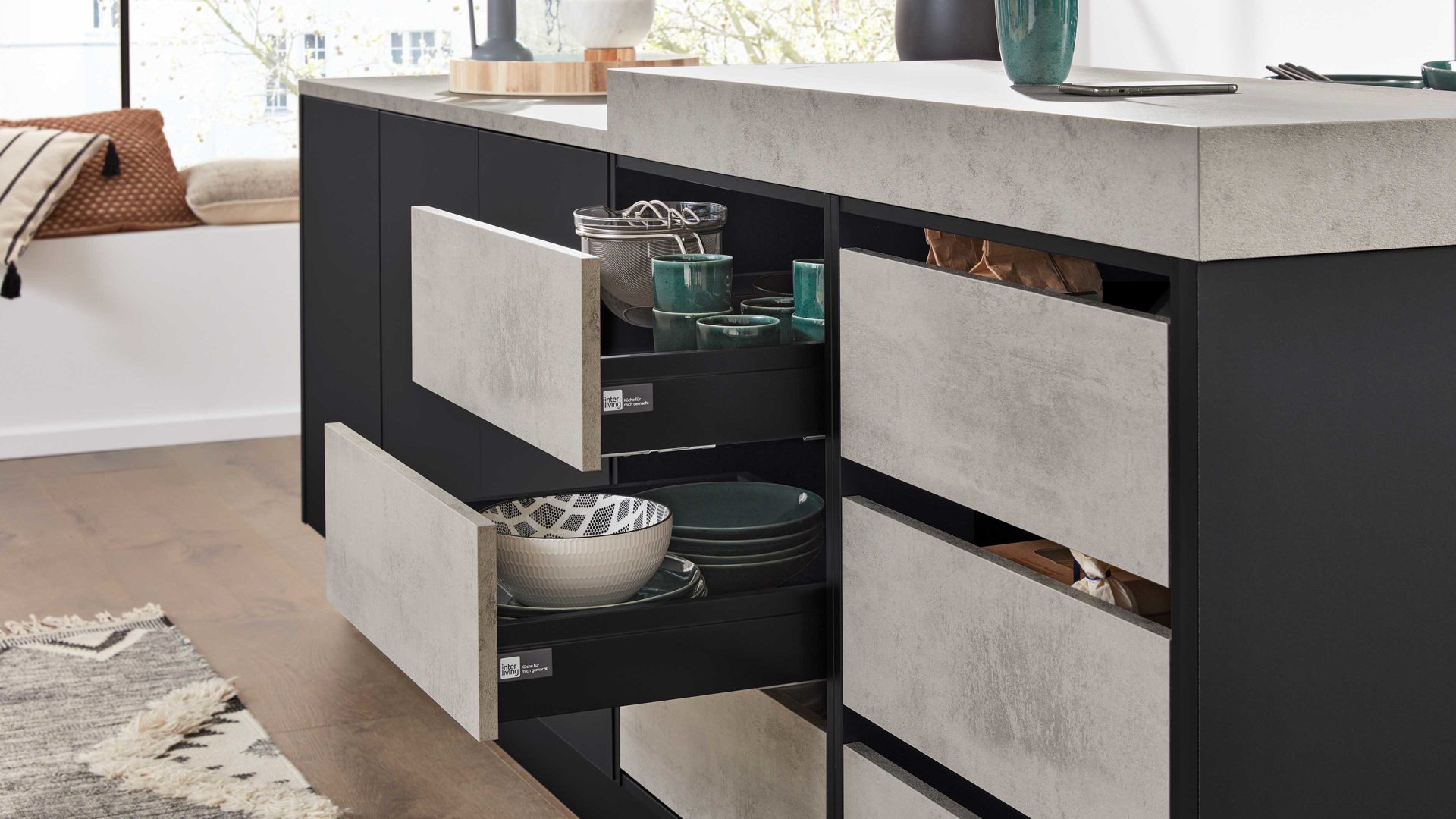 Einbauküche Interliving aus Holz in Schwarz Interliving Küche Serie 3047 mit SIEMENS Einbaugeräten Schwarz & Beton  – zweizeilig